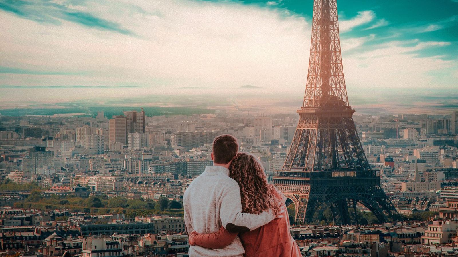 Depuis le ciel, sur l’eau ou en tuk-tuk, Paris est toujours plus romantique !