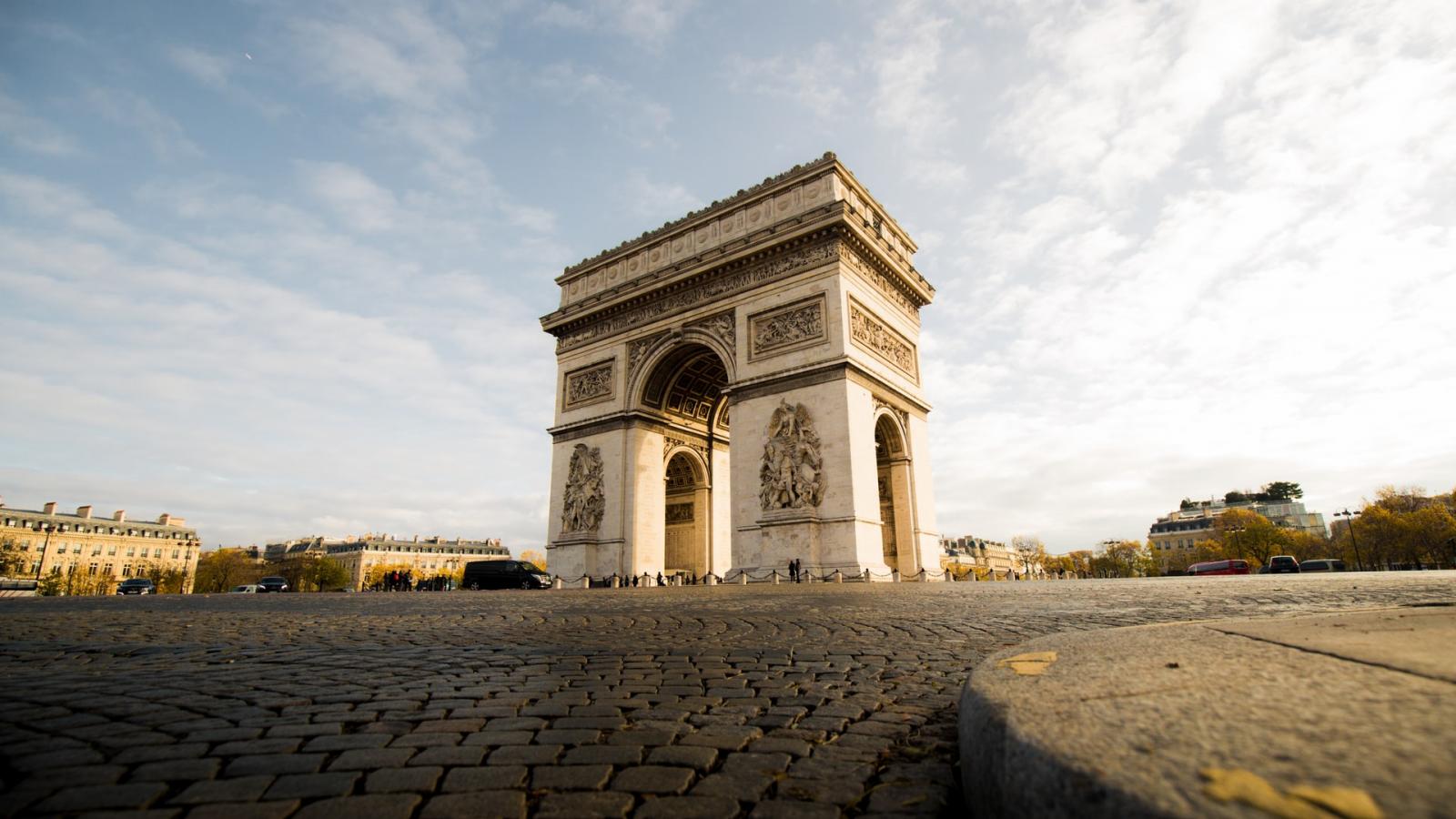 Wrapping the Arc de Triomphe: the posthumous work of Christo